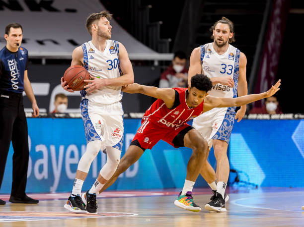 弱势地位的 弱势地位的