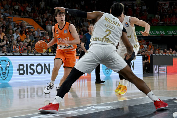 为国足让路 为国足让路