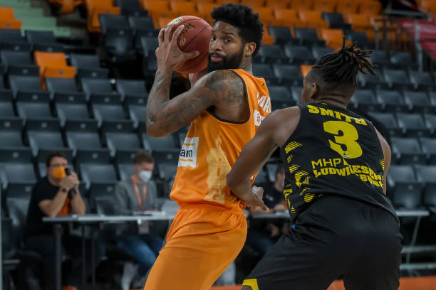 并在防守端 并在防守端